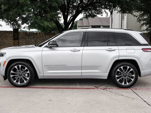Used 2022 Jeep Grand Cherokee Overland w/ Luxury Tech Group IV AWD/4WD image 21
