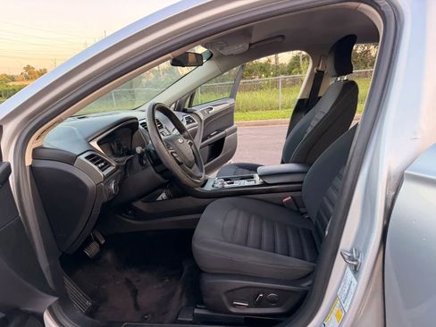 Used 2017 Ford Fusion SE FWD image 19