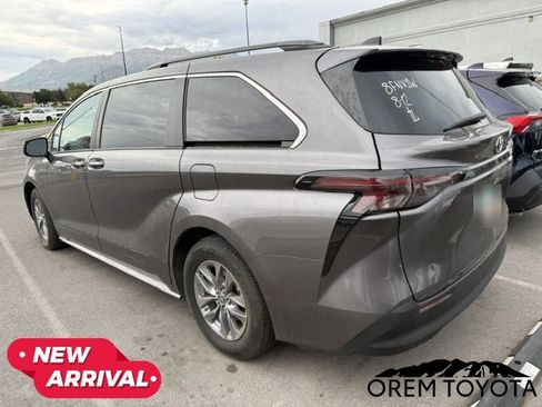 Used 2024 Toyota Sienna XLE FWD image 19
