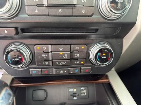 Used 2015 Ford F150 Lariat w/ Equipment Group 502A Luxury RWD image 21