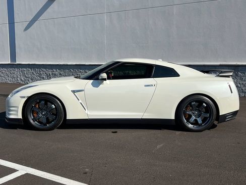 Used 2015 Nissan GT-R Black Edition AWD/4WD image 4