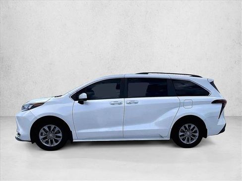 Used 2024 Toyota Sienna XLE FWD image 6