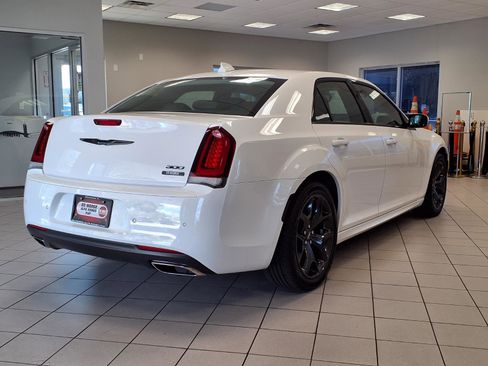 Used 2022 Chrysler 300 Touring L RWD image 5