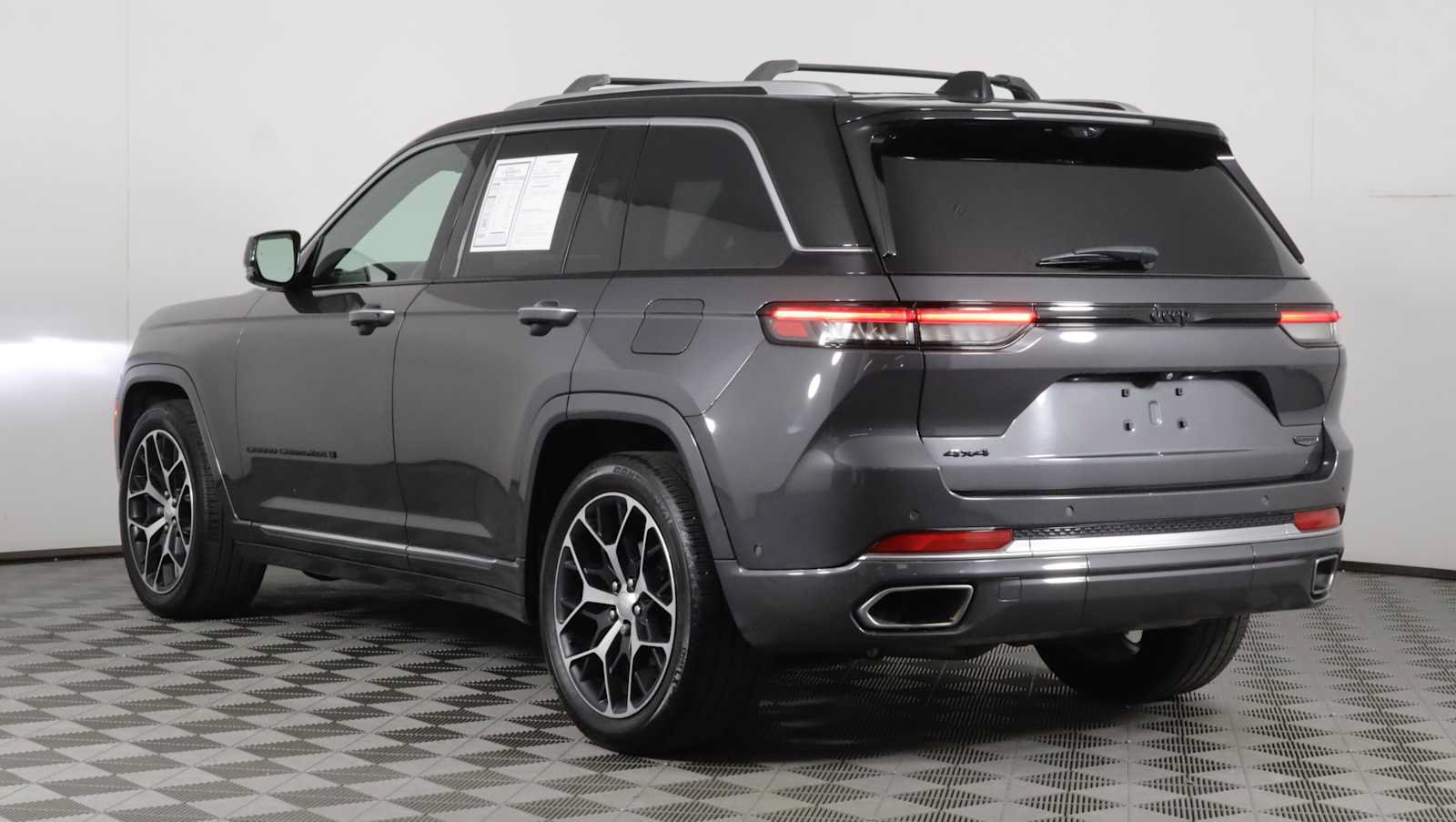 Used 2023 Jeep Grand Cherokee Summit AWD/4WD image 4