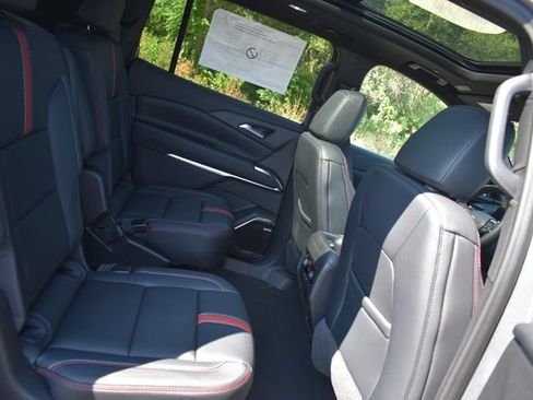 New 2026 Chevrolet Traverse RS w/ LPO, Floor Liner Package AWD/4WD image 20