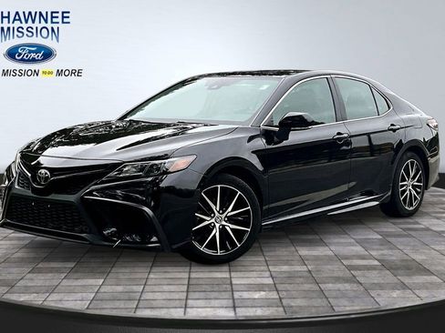 Used 2023 Toyota Camry SE FWD image 1