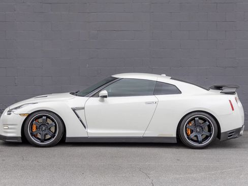 Used 2014 Nissan GT-R Black Edition image 4