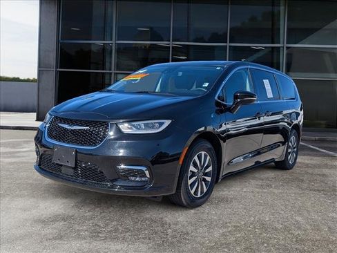 Used 2024 Chrysler Pacifica Select image 5