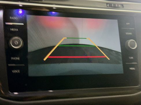 Used 2018 Volkswagen Tiguan SE w/ Panoramic Sunroof Package image 22