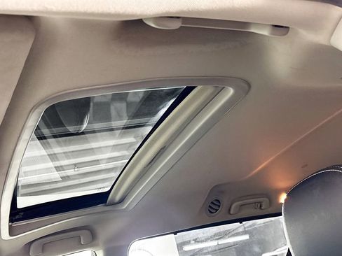 Used 2015 Toyota Sienna SE w/ SE Preferred Package FWD image 18