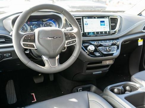 New 2026 Chrysler Pacifica Select image 10