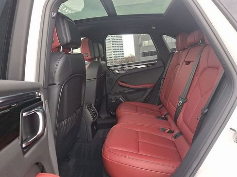 Used 2025 Porsche Macan image 12