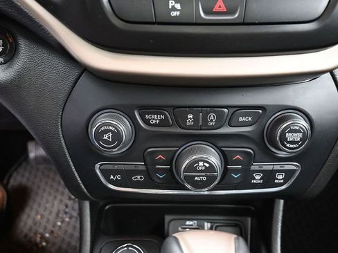 Used 2018 Jeep Cherokee Limited image 24