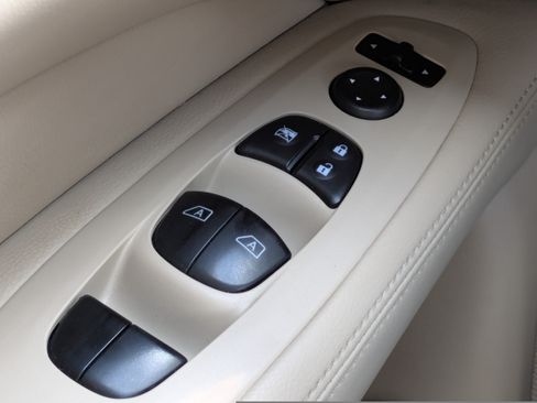 Used 2018 Nissan Pathfinder Platinum FWD image 23