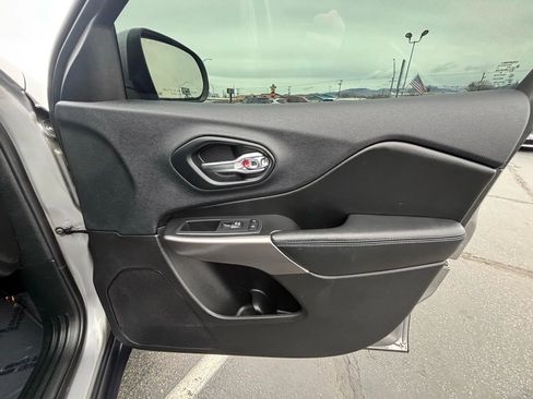 Used 2019 Jeep Cherokee Latitude Plus image 14