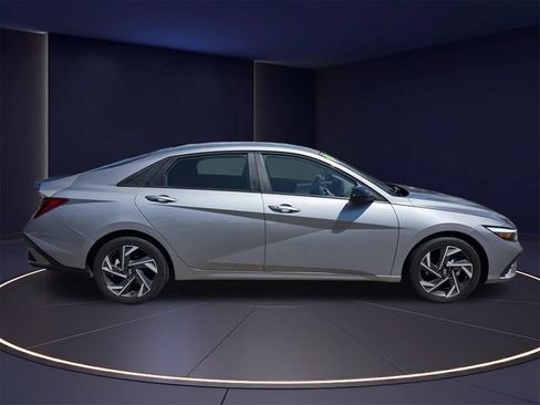 Used 2025 Hyundai Elantra Sport FWD image 2