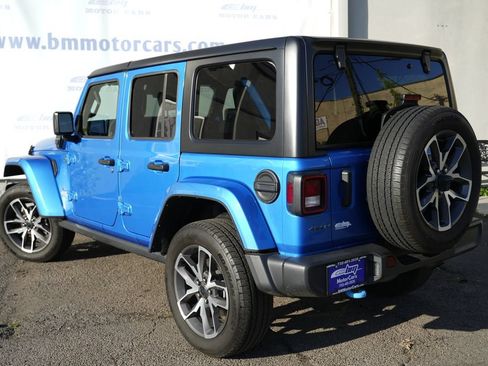 Used 2024 Jeep Wrangler Unlimited w/ Convenience Group AWD/4WD image 4