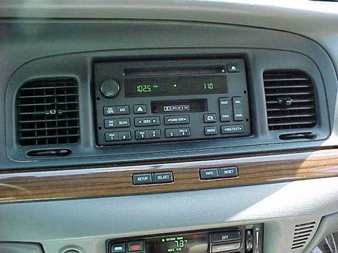 Used 2007 Ford Crown Victoria LX RWD image 32