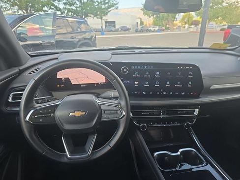 Used 2025 Chevrolet Traverse LT FWD image 21