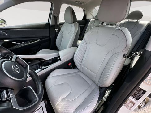 Used 2023 Hyundai Elantra Limited w/ Preferred Accessory Package FWD image 24