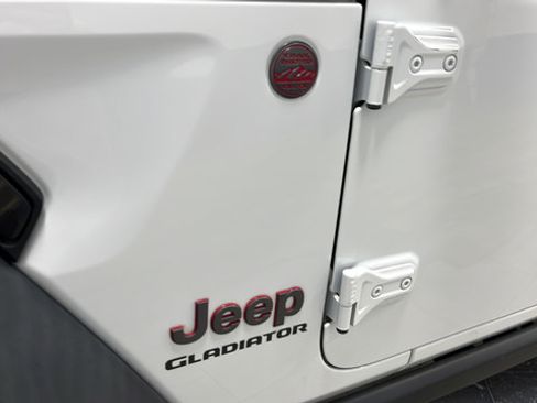 Used 2022 Jeep Gladiator Rubicon AWD/4WD image 39