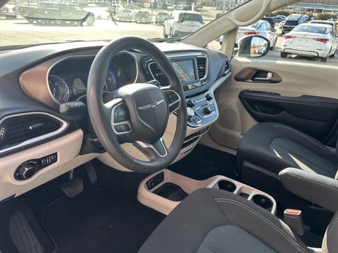 Used 2023 Chrysler Voyager LX image 18