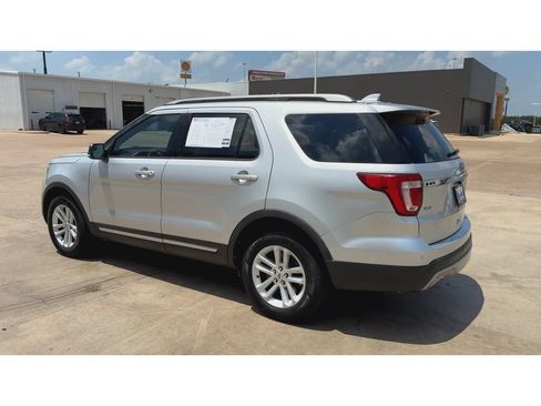 Used 2016 Ford Explorer XLT w/ Equipment Group 201A FWD image 6