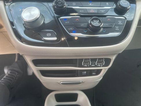 Used 2022 Chrysler Pacifica Touring-L FWD image 15