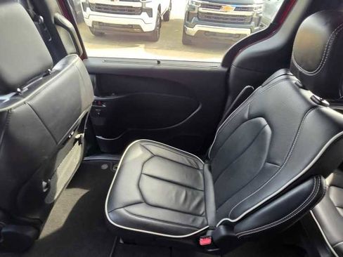 Used 2025 Chrysler Pacifica Limited FWD image 22