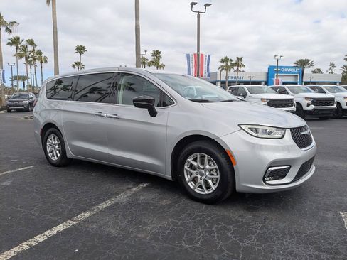 Used 2024 Chrysler Pacifica Touring-L image 2