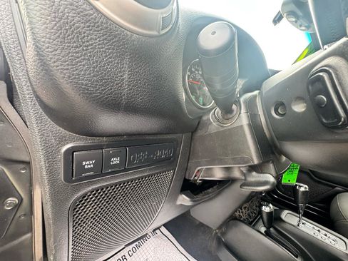 Used 2017 Jeep Wrangler Unlimited Rubicon w/ Connectivity Group image 28