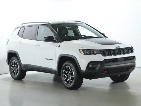Used 2025 Jeep Compass Trailhawk AWD/4WD image 9