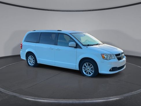 Used 2019 Dodge Grand Caravan SXT FWD image 2