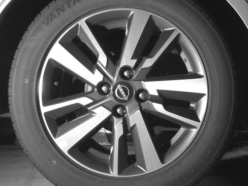 Used 2025 Nissan Versa SV FWD image 18