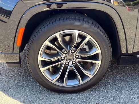Certified 2024 Jeep Grand Wagoneer Series III w/ Rear Seat Video Group 1 AWD/4WD image 9