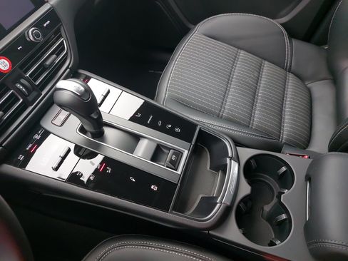 Certified 2026 Porsche Macan Turbo AWD/4WD image 27