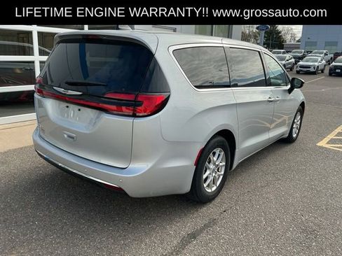 Used 2024 Chrysler Pacifica Touring-L FWD image 7