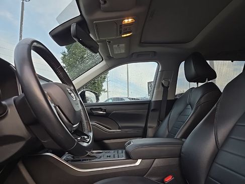 Used 2021 Toyota Highlander XLE AWD/4WD image 30