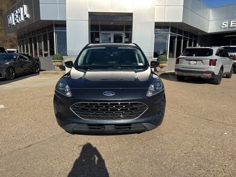 Used 2022 Ford Escape SE w/ SE Sport Appearance Package image 2