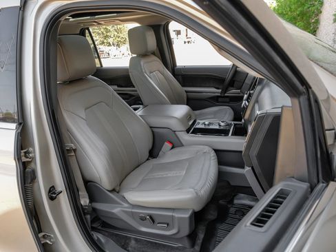 Used 2018 Ford Expedition Limited w/ Equipment Group 302A AWD/4WD image 36