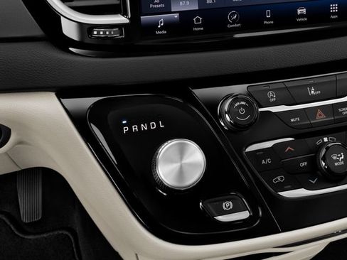 Used 2025 Chrysler Pacifica Limited FWD image 9