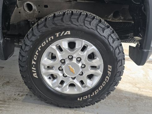 Used 2024 Chevrolet Silverado 2500 LT w/ Convenience Package image 8