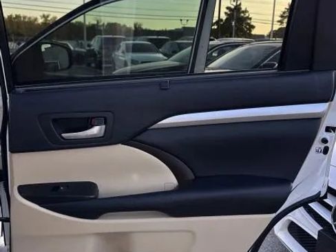Used 2016 Toyota Highlander XLE image 25