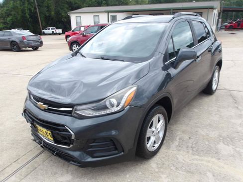 Used 2017 Chevrolet Trax LT w/ LT Convenience Package FWD image 2