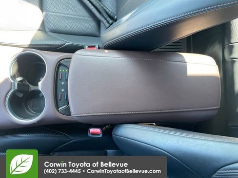 Used 2021 Toyota Venza Limited image 16