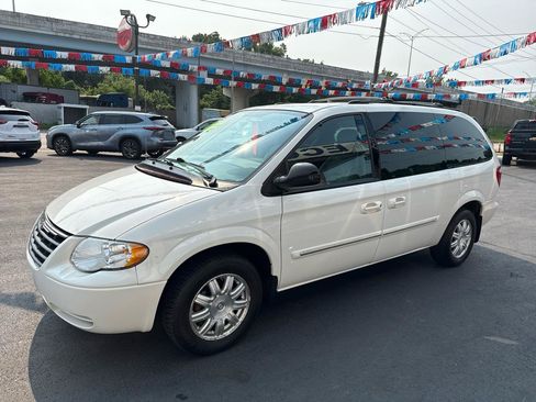 Used 2005 Chrysler Town & Country Touring FWD image 8