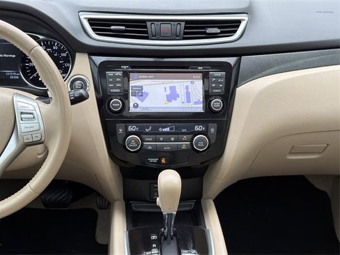 Used 2015 Nissan Rogue SL w/ SL Premium Package image 16