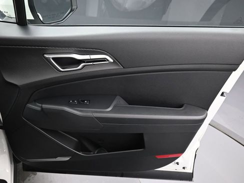 Used 2024 Kia Sportage LX image 32