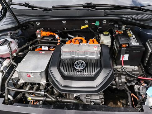 Used 2016 Volkswagen e-Golf SE FWD image 35