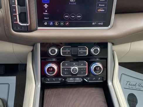 Used 2021 GMC Yukon XL Denali w/ Denali Premium Package AWD/4WD image 19